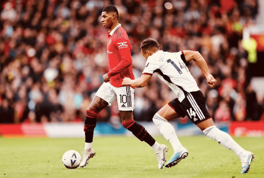 后排队员在进攻线延长线前原地将高于球网