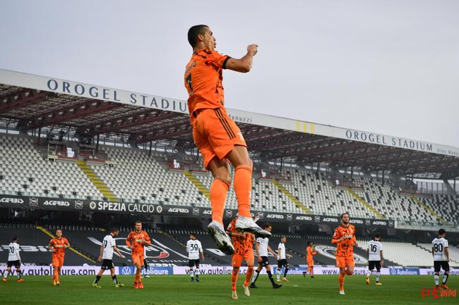 转折点皇家马德里更衣室发声，CBA季后赛转会期攻防权衡，管理层满意，数据趋势出现新变化(周琦赛后回更衣室啥情况)