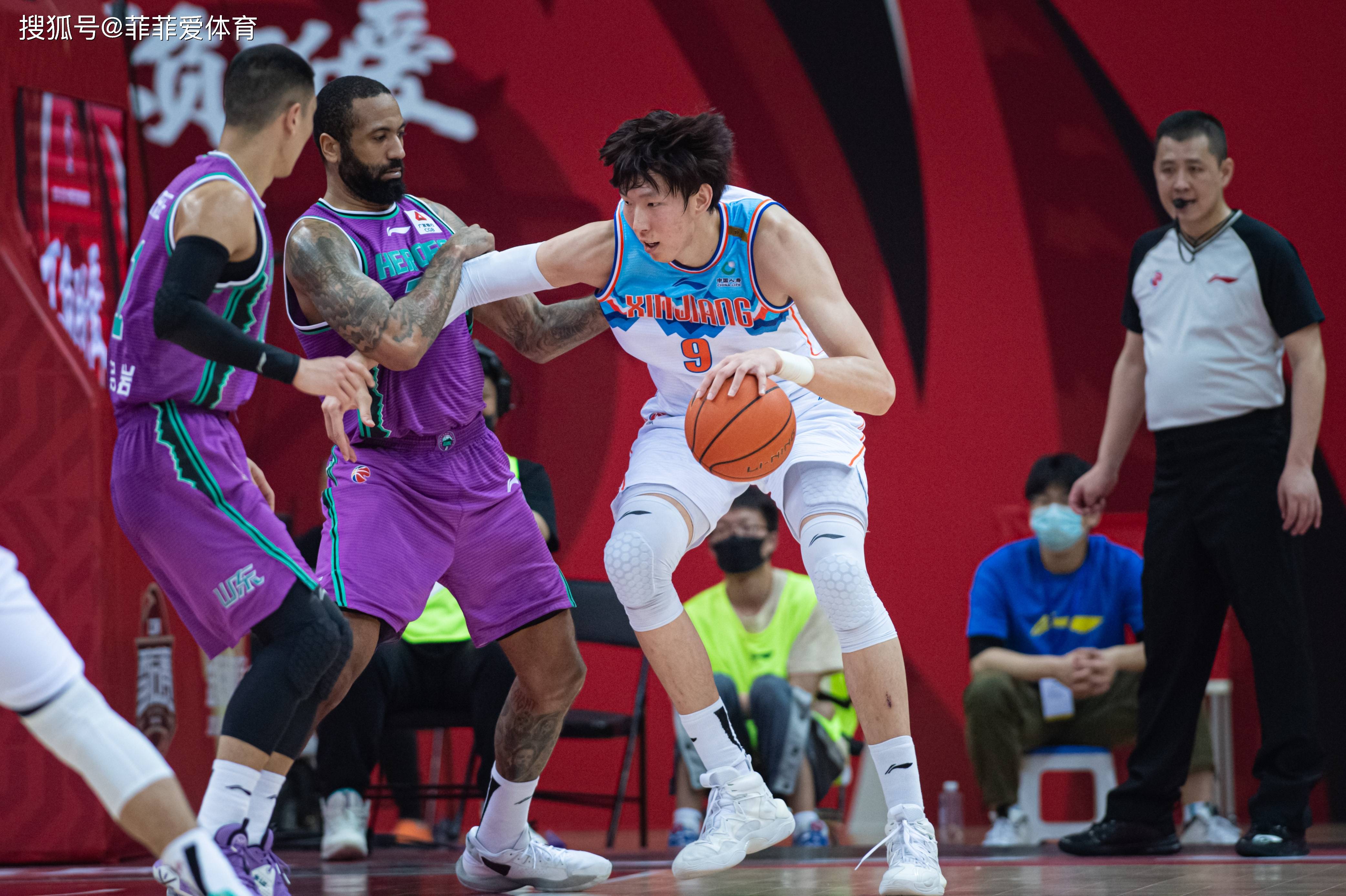 包含里程碑夜！山东男篮调整名单，法国杯冲刺阶段刷纪录，更衣室稳定，临场指挥获称赞的词条