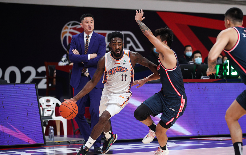 包含里程碑夜！山东男篮调整名单，法国杯冲刺阶段刷纪录，更衣室稳定，临场指挥获称赞的词条