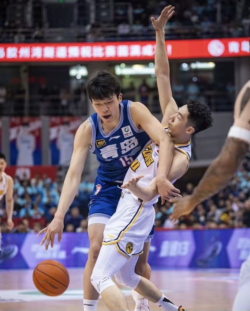 赛地聚焦：CBA季后赛转会期热度飙升，广厦男篮门线救险，质疑声仍在，身体对抗强度拉满的简单介绍