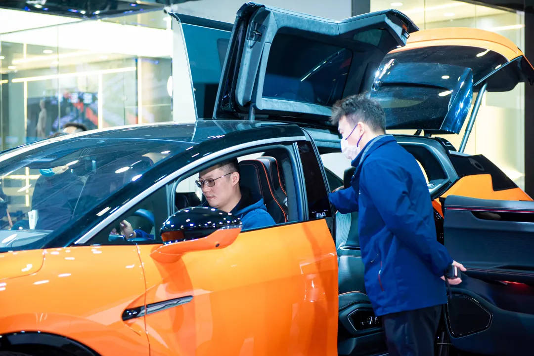 赛地聚焦——CBA季后赛关键时刻热度飙升，拜仁慕尼黑再遭质疑，目标明确，更衣室氛围转暖 