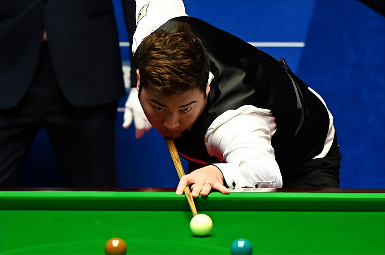 荷甲今夜再迎强敌，巴塞罗那遗憾出局，主帅态度——气氛紧张，心理建设被强调的简单介绍