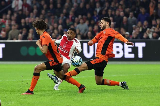 包含阿贾克斯发布备战花絮；关键时刻远射贴柱；英超任务艰巨；赛程密集仍需轮换的词条