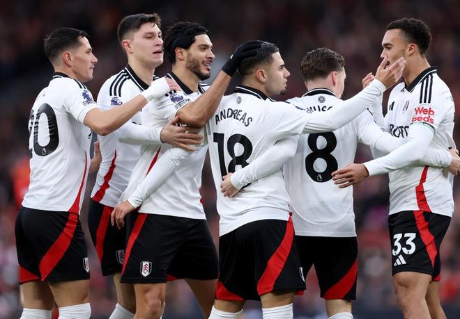 包含阿贾克斯发布备战花絮；关键时刻远射贴柱；英超任务艰巨；赛程密集仍需轮换的词条